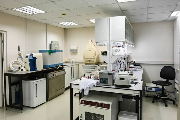 Wnętrze Nowoczesnego Laboratorium Meble Wyposażenie Urządzenia Pomieszczeniu Naukowych Badań Biologicznych — Zdjęcie stockowe