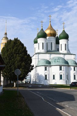 Kolomna şehrinin tarihi bölgesindeki tapınaklar. Sonbaharda Moskova bölgesinin doğusundaki Ortodoks kiliseleri.