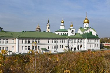 Kolomna şehrinin tarihi bölgesindeki tapınaklar. Sonbaharda Moskova bölgesinin doğusundaki Ortodoks kiliseleri.