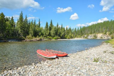Suda şişme kano. Kuzey nehrinde turist raftingi.