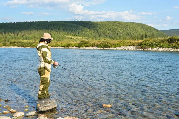 Fisherman River Young Man Fishes Spinning Rod Northern Pebble River — Stock Photo, Image