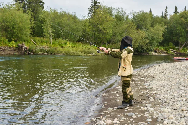 Fiskare Vid Floden Ung Man Fiskar Med Spinnstav Den Norra — Stockfoto