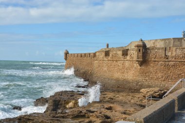 Cadiz 'de bir kale. Atlantik kıyısındaki İspanyol şehri manzarası.