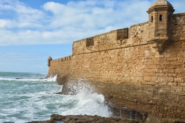 Cadiz 'de bir kale. Atlantik kıyısındaki İspanyol şehri manzarası.
