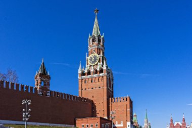 Kremlin 'in Spassky Kulesi. Moskova 'daki Kızıl Meydan' daki baskın bina..