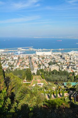 Carmel tepesinden Hayfa şehri manzarası. İsrail 'in Akdeniz kenti ve limanı.