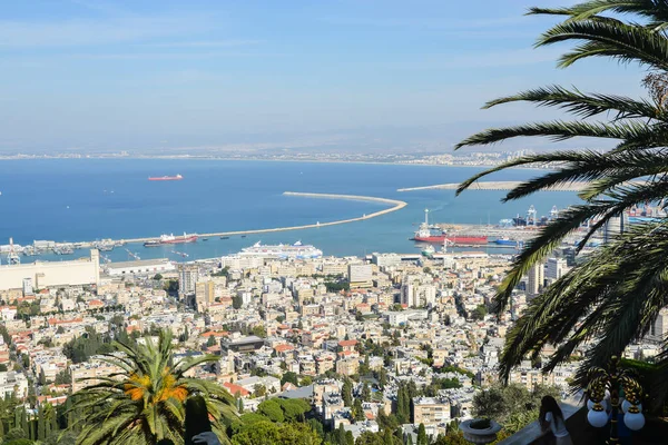 Carmel tepesinden Hayfa şehri manzarası. İsrail 'in Akdeniz kenti ve limanı.