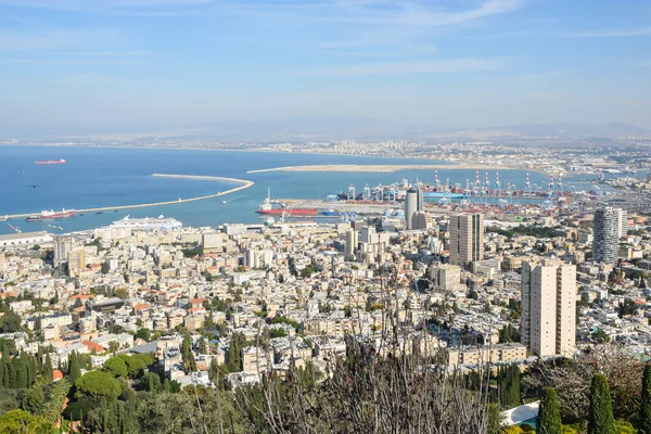 Carmel tepesinden Hayfa şehri manzarası. İsrail 'in Akdeniz kenti ve limanı.