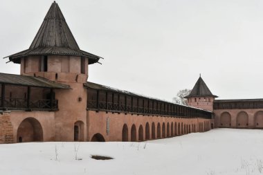 Suzdal 'daki manastırın duvarları. Rusya 'nın altın yüzüğü, ilkbaharın başlarında.