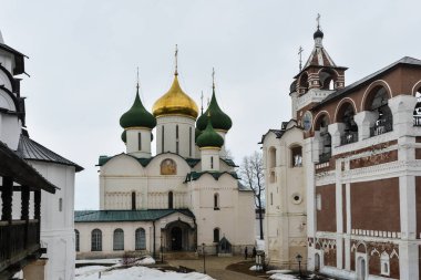 Suzdal 'daki Ortodoks Kilisesi. Rusya 'nın altın yüzüğü, ilkbaharın başlarında.