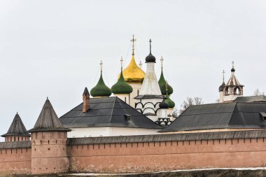 Suzdal 'daki manastırın duvarları. Rusya 'nın altın yüzüğü, ilkbaharın başlarında.