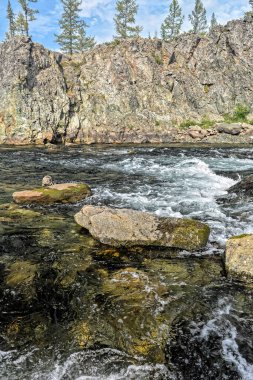 Kuzey nehrinde bir akıntı. Hızla akan beyaz suyla manzara.