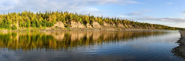 泰加河北部的全景 俄罗斯北部的夏季水景 — 图库照片