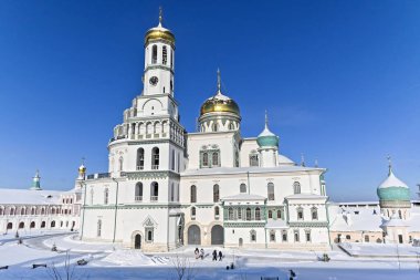 Yeni Kudüs Manastırı. Ocak ayının soğuk ve güneşli bir günü. Moskova yakınlarındaki Istra şehrindeki Rus Ortodoks manastırı..