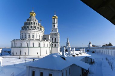 Yeni Kudüs Manastırı. Ocak ayının soğuk ve güneşli bir günü. Moskova yakınlarındaki Istra şehrindeki Rus Ortodoks manastırı..