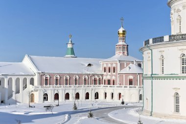 Yeni Kudüs Manastırı. Ocak ayının soğuk ve güneşli bir günü. Moskova yakınlarındaki Istra şehrindeki Rus Ortodoks manastırı..