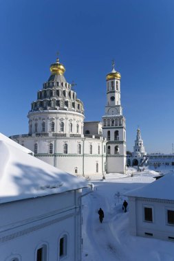 Yeni Kudüs Manastırı. Ocak ayının soğuk ve güneşli bir günü. Moskova yakınlarındaki Istra şehrindeki Rus Ortodoks manastırı..