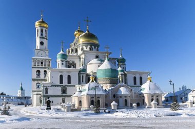 Yeni Kudüs Manastırı. Ocak ayının soğuk ve güneşli bir günü. Moskova yakınlarındaki Istra şehrindeki Rus Ortodoks manastırı..