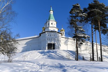 Yeni Kudüs Manastırı. Ocak ayının soğuk ve güneşli bir günü. Moskova yakınlarındaki Istra şehrindeki Rus Ortodoks manastırı..