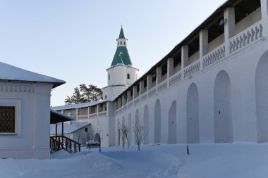 Yeni Kudüs Manastırı. Ocak ayının soğuk ve güneşli bir günü. Moskova yakınlarındaki Istra şehrindeki Rus Ortodoks manastırı..