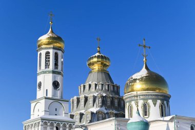 Yeni Kudüs Manastırı. Ocak ayının soğuk ve güneşli bir günü. Moskova yakınlarındaki Istra şehrindeki Rus Ortodoks manastırı..
