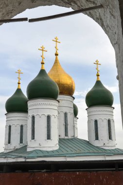 Kolomna şehrinin tarihi kesimindeki Ortodoks kiliseleri. Moskova bölgesindeki eski kentte sonbahar..