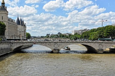 Yaz Paris, Seine seti. Fransa 'nın başkentinin manzarası.