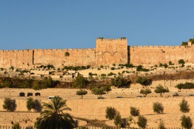 Eski Kudüs şehrinin doğu duvarı. Sabah güneşiyle aydınlatılan kale duvarı..