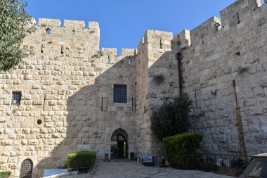 Eski Kudüs şehrinin batı duvarı. Muhteşem Süleyman 'ın 16. yüzyıldan kalma kale duvarı..