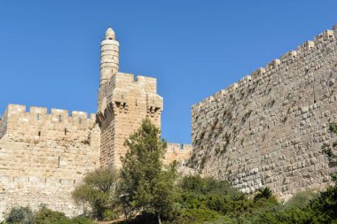 Eski Kudüs şehrinin batı duvarı. Muhteşem Süleyman 'ın 16. yüzyıldan kalma kale duvarı..