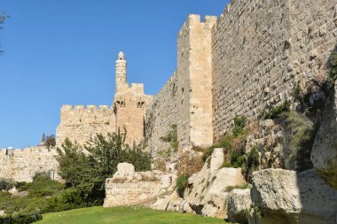 Eski Kudüs şehrinin batı duvarı. Muhteşem Süleyman 'ın 16. yüzyıldan kalma kale duvarı..