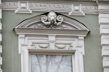 Dış görünüşün dekoratif unsurları. Eski Moskova sokaklarındaki evlerin dış duvarlarının detayları..