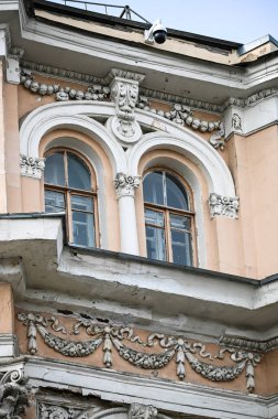 Dış görünüşün dekoratif unsurları. Eski Moskova sokaklarındaki evlerin dış duvarlarının detayları..