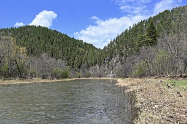 Zilim nehrinin kıyısındaki kayalar. Doğal park Zilim 'de bahar, Bashkortostan Cumhuriyeti, Rusya.