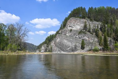 Tayga nehrindeki kayalar. Bashkir Uralları 'ndaki Zilim Doğa Parkı, Rusya.