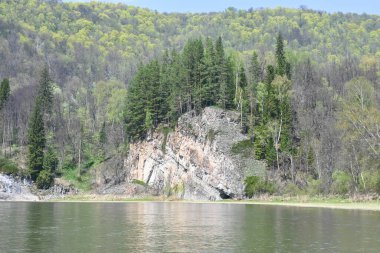Tayga nehrindeki kayalar. Bashkir Uralları 'ndaki Zilim Doğa Parkı, Rusya.