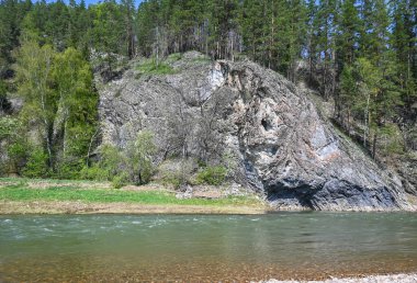 Tayga nehrindeki kayalar. Bashkir Uralları 'ndaki Zilim Doğa Parkı, Rusya.
