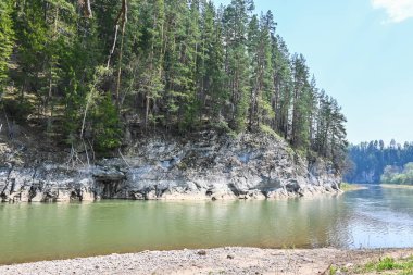 Tayga nehrindeki kayalar. Bashkir Uralları 'ndaki Zilim Doğa Parkı, Rusya.