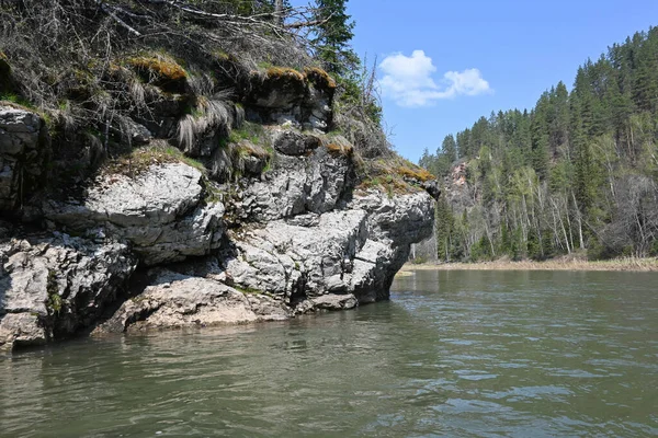 泰加河上的岩石 俄罗斯巴什基尔乌拉尔的Zilim自然公园 — 图库照片