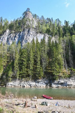 Zilim Nehri 'ndeki kayalıklar. Bashkortostan, Rusya 'daki Zilim Doğa Parkı.