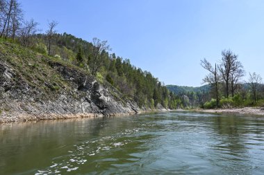 Zilim Nehri 'ndeki kayalıklar. Bashkortostan, Rusya 'daki Zilim Doğa Parkı.