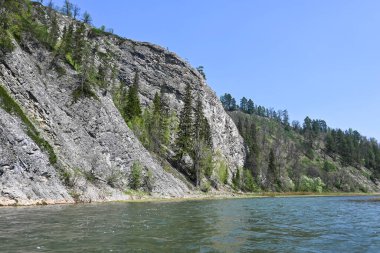 Zilim Nehri 'ndeki kayalıklar. Bashkortostan, Rusya 'daki Zilim Doğa Parkı.