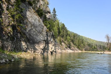 Zilim Nehri 'ndeki kayalıklar. Bashkortostan, Rusya 'daki Zilim Doğa Parkı.