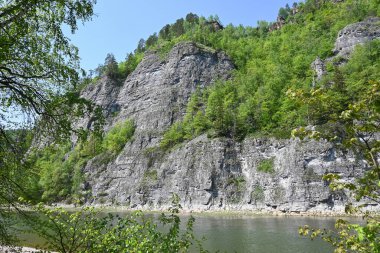 Doğa parkında bahar. Mayıs ayı başında su manzarası. Bashkortostan, Rusya 'daki Zilim Doğa Parkı