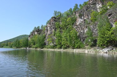 Doğa parkında bahar. Mayıs ayı başında su manzarası. Bashkortostan, Rusya 'daki Zilim Doğa Parkı