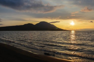 Putorana yaylası. Glubokoe Gölü 'ndeki Dağ Sandığı. Rusya 'daki Krasnoyarsk Bölgesi' nin kuzeyindeki su manzarası.