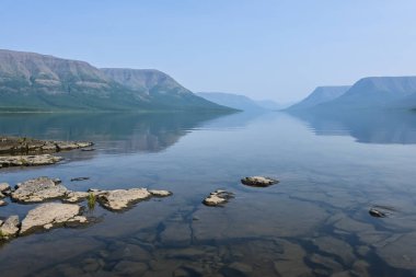 Putorana Platosu 'nda bir dağ gölü. Rusya 'da aktif turizm bölgesinde su manzarası.