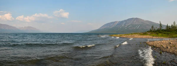 普托拉纳高原上一座山湖的全景 俄罗斯西伯利亚东部全景水景 — 图库照片