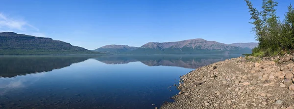 普托拉纳高原上一座山湖的全景 俄罗斯西伯利亚东部全景水景 — 图库照片