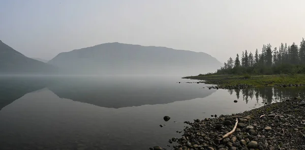 普托拉纳高原上一座山湖的全景 俄罗斯西伯利亚东部全景水景 图库照片